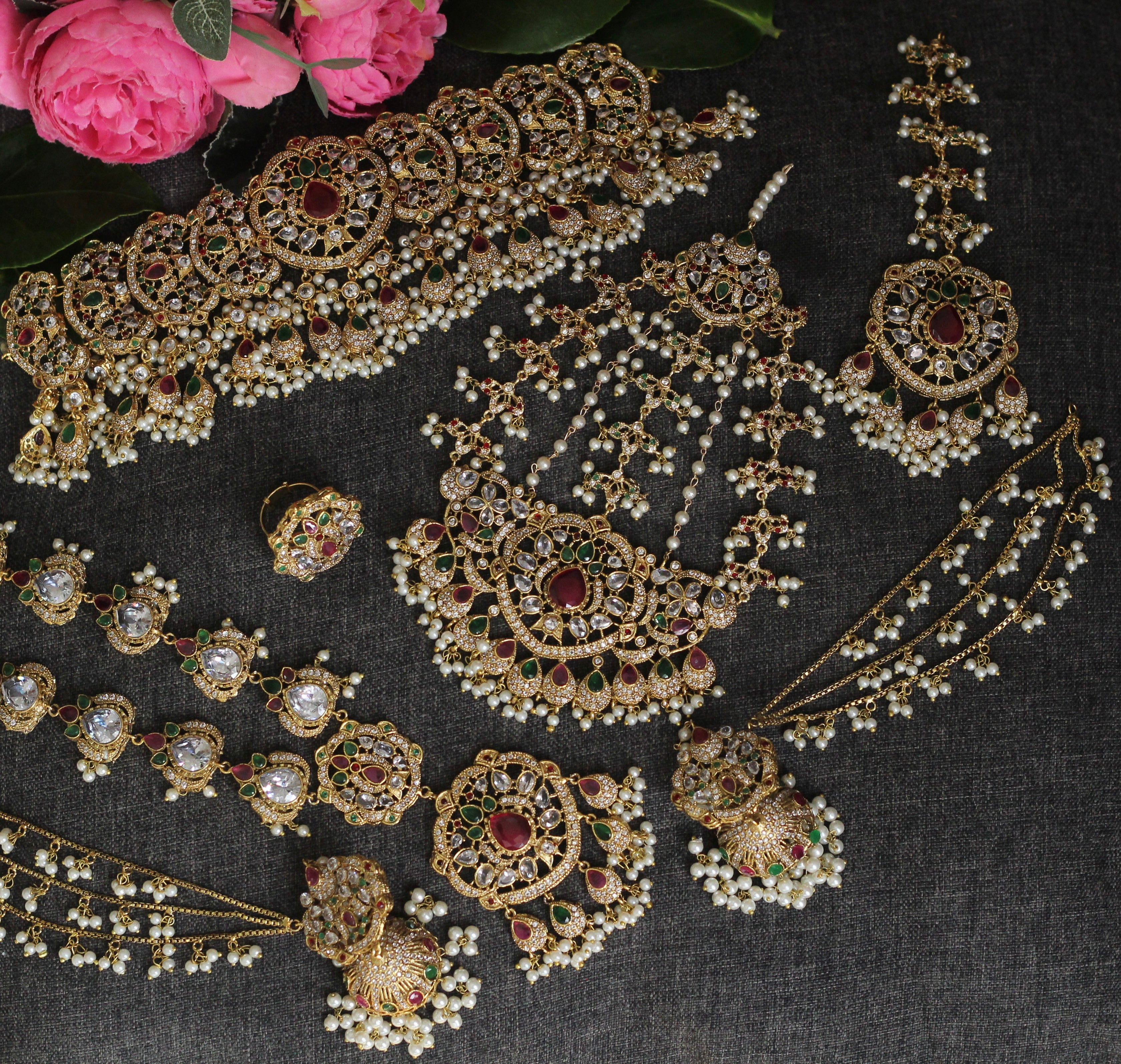 Bridal jewellery in green and rubies.