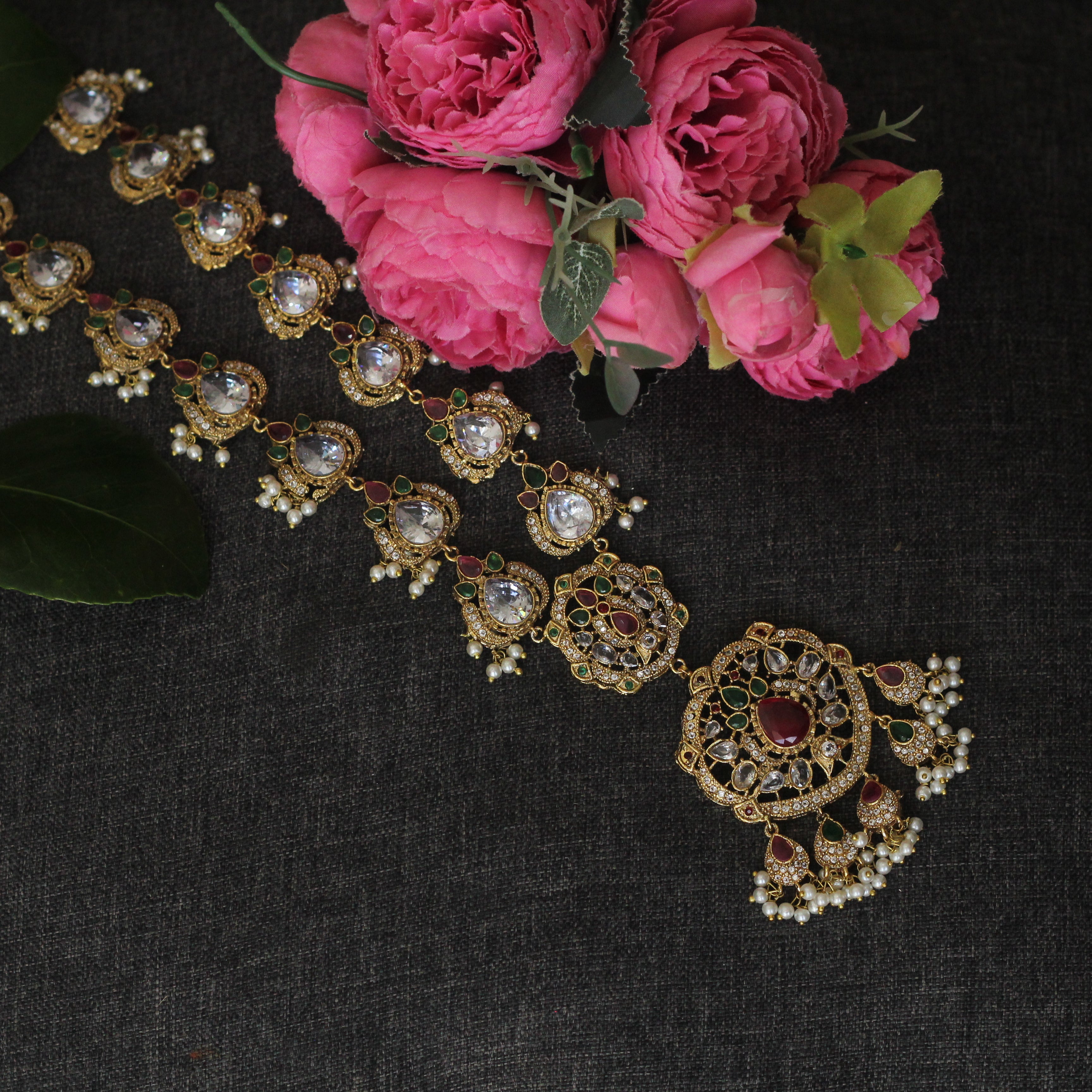 Bridal jewellery in green and rubies.