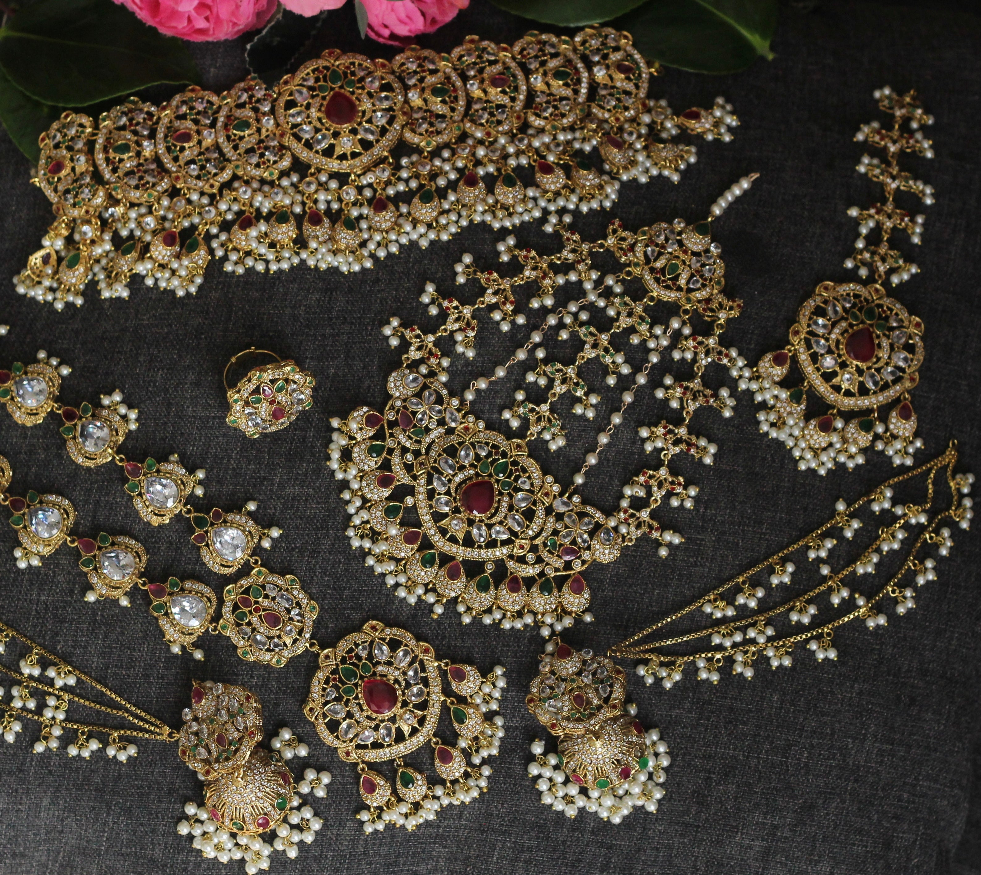 Bridal jewellery in green and rubies.