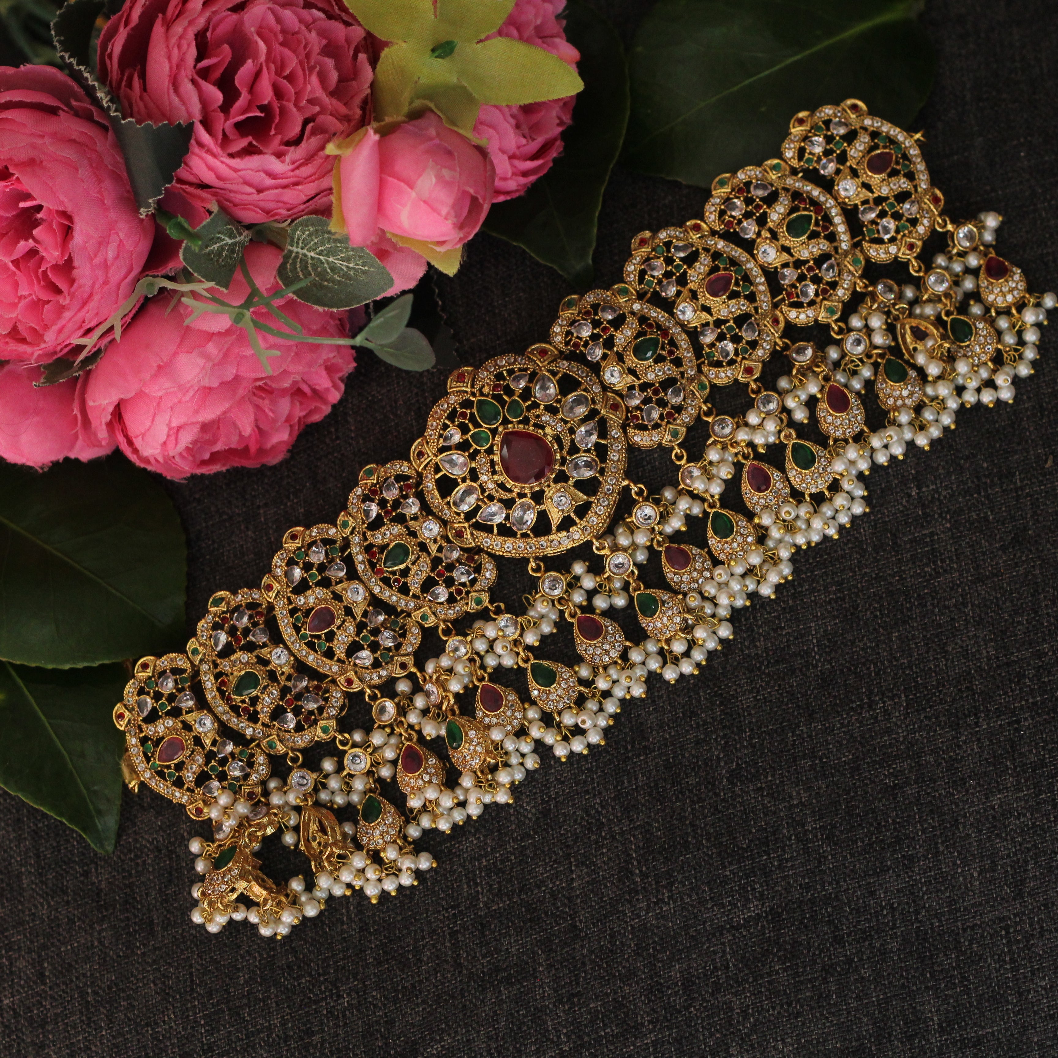 Bridal jewellery in green and rubies.