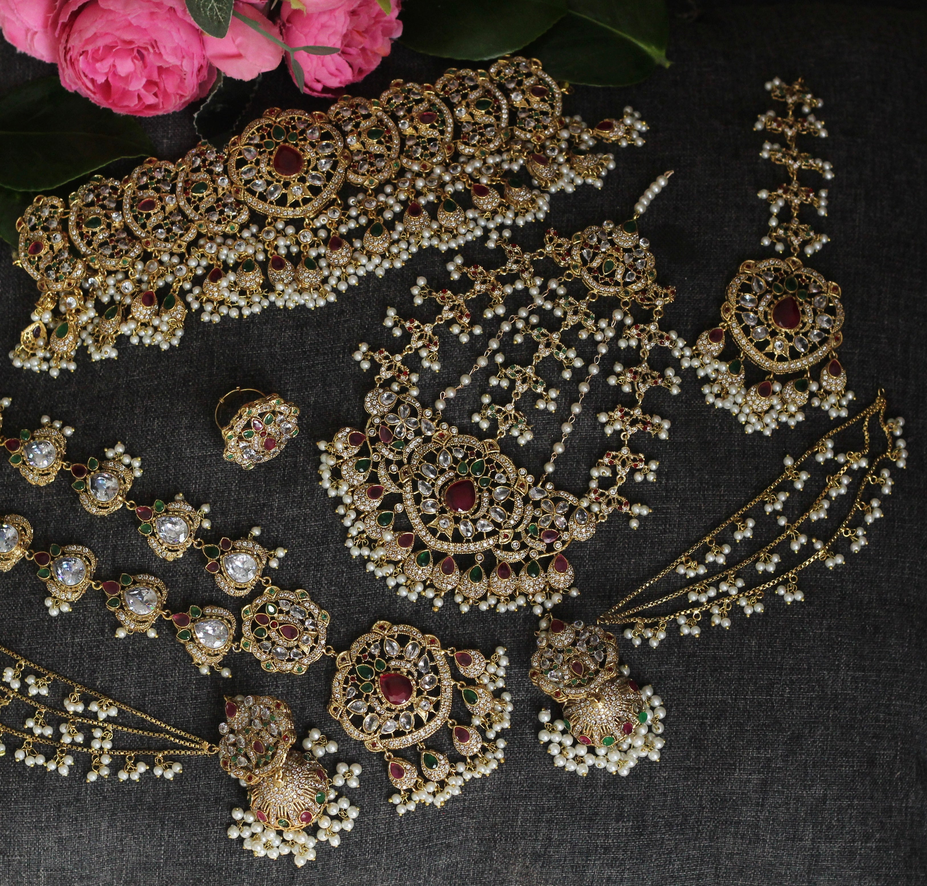 Bridal jewellery in green and rubies.