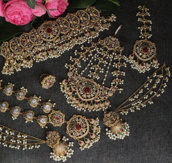 Bridal jewellery in green and rubies. 
