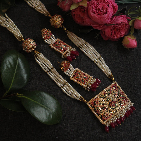 Long necklace 
