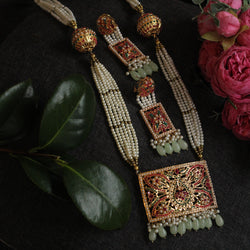 Long necklace 